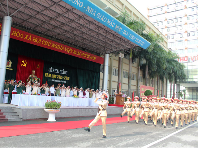 Khối nữ cảnh sát giao thông diễu hành chào mừng Lễ khai giảng